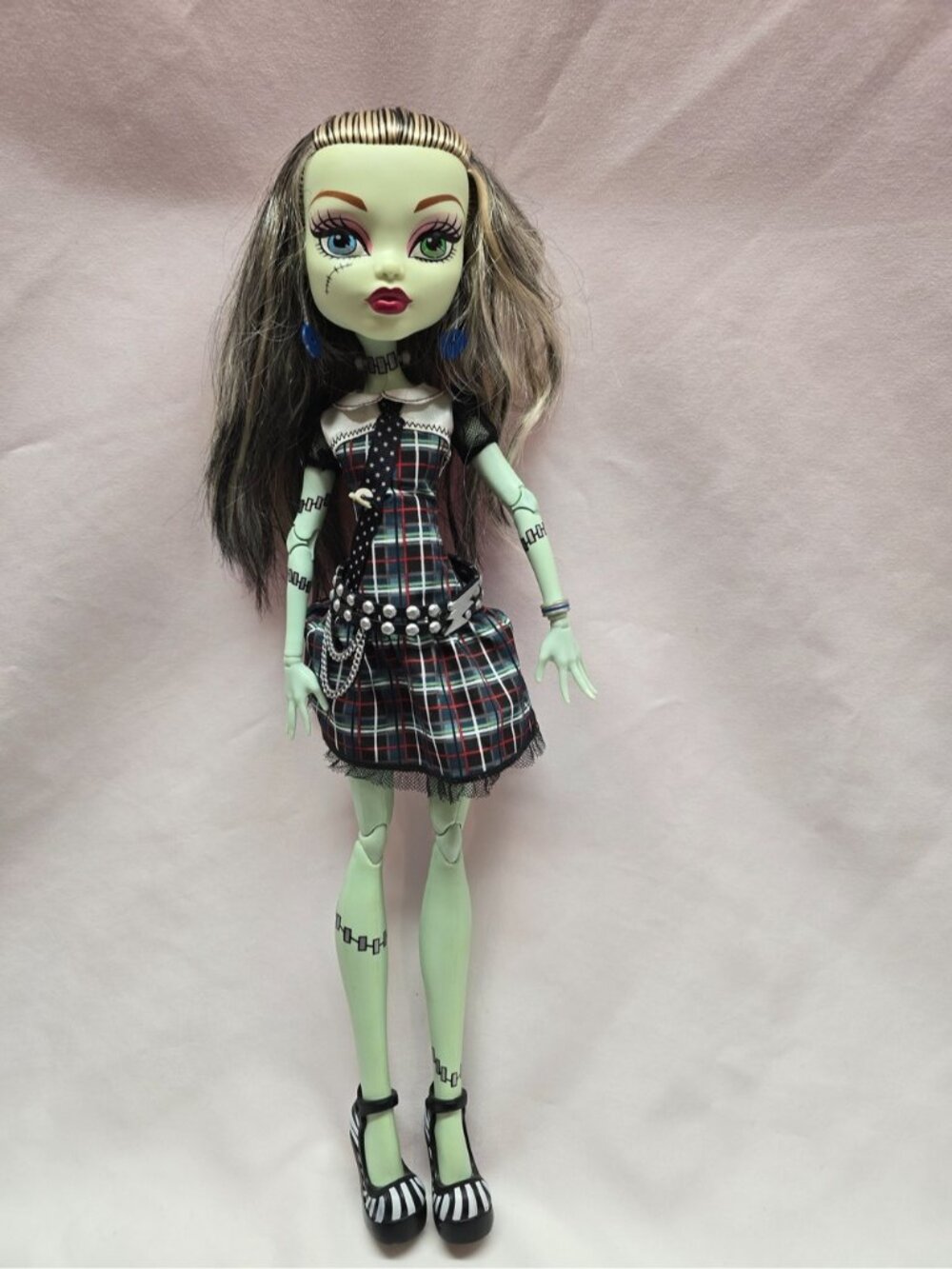 Monster High Frightfully Tall Ghouls 17’’ Frankie Stein Doll with stand - Picture 3 of 16
